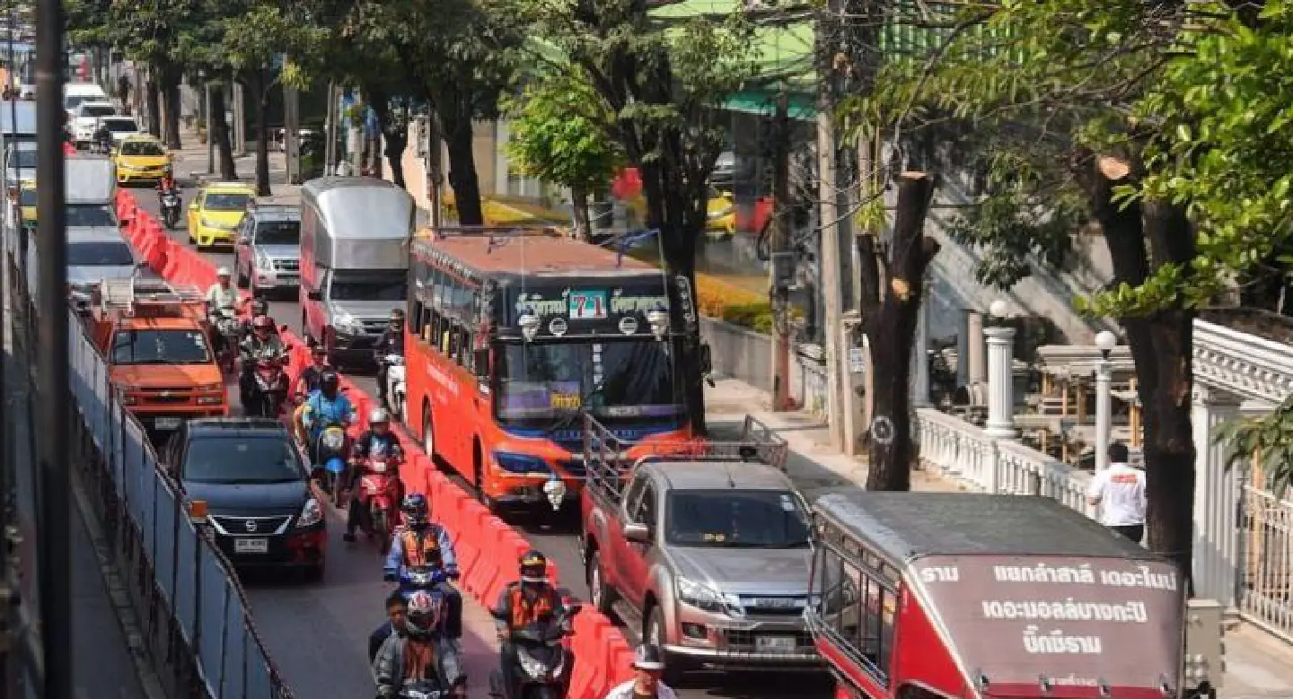 Bus reduction proposal sparks fierce online debate Bus reduction proposal sparks fierce online debate