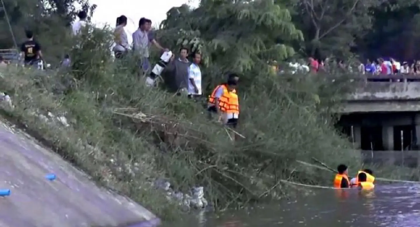 Two teenagers drown while saving friend