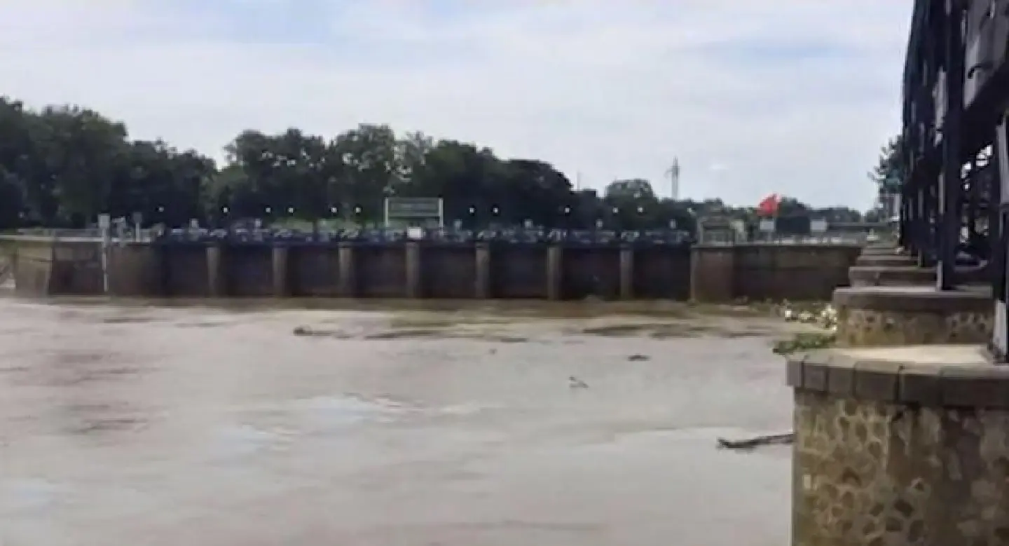 Swollen dams releasing water faster in Lop Buri, Ayutthaya