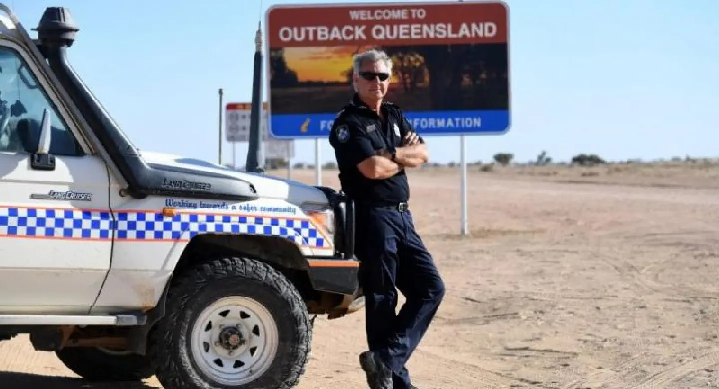 Solo Aussie outback cop mans beat the size of Britain Solo Aussie outback cop mans beat the size of Britain