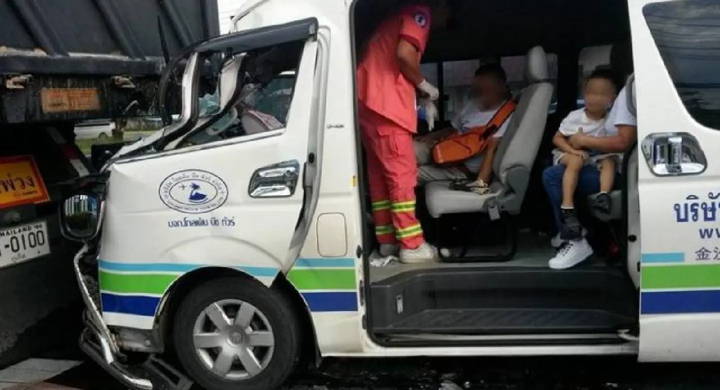 Chinese tourists injured in Phuket crash Chinese tourists injured in Phuket crash