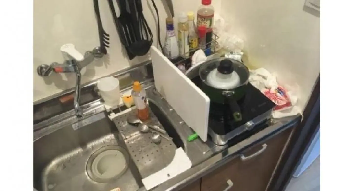 Chinese tourists apologise after being shamed for trashing Japanese Airbnb Chinese tourists apologise after being shamed for trashing Japanese Airbnb