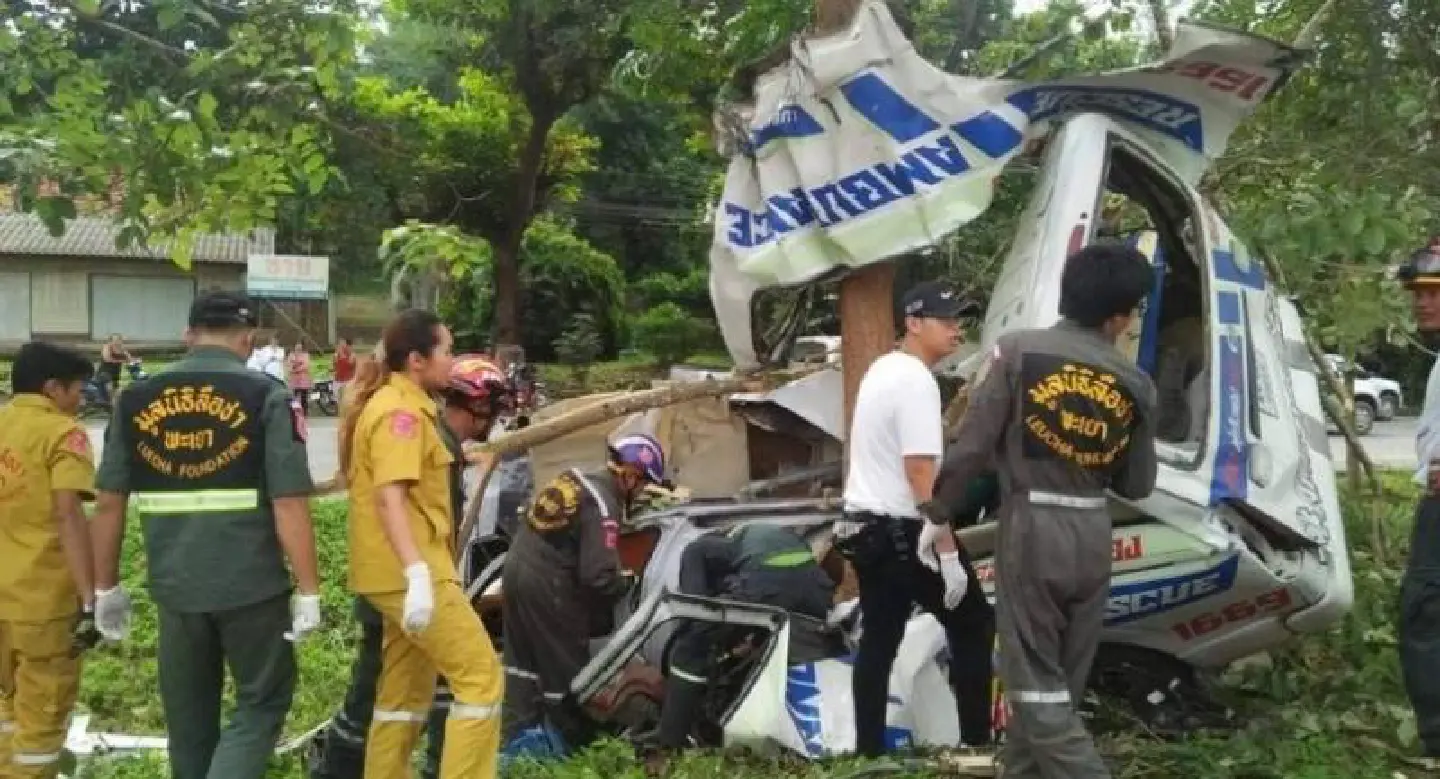 Two nurses, ambulance driver killed in Lampang crash