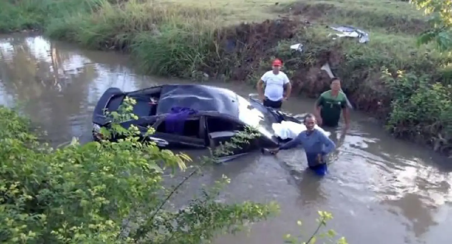 Bank employee killed after car plunges into Phatthalung canal Bank employee killed after car plunges into Phatthalung canal