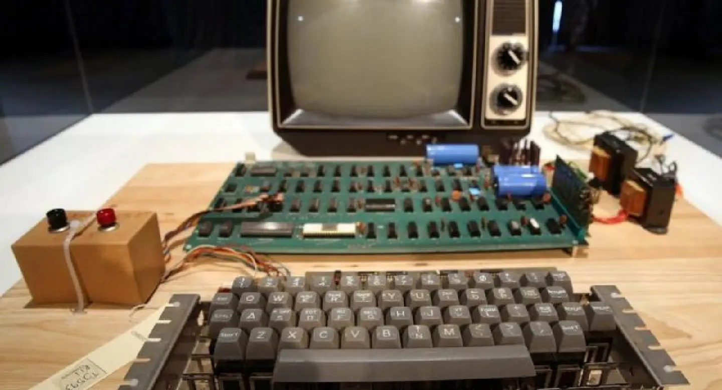 Apple-1 computer fetches $375,000 at auction
