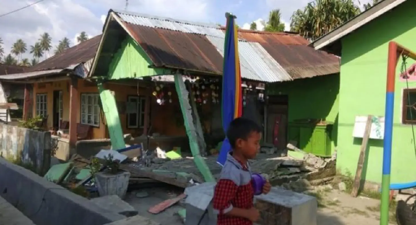Indonesian city hit by tsunami after powerful quake Indonesian city hit by tsunami after powerful quake