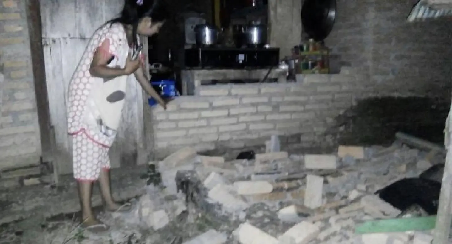 Scores killed in Indonesia quake-tsunami Scores killed in Indonesia quake-tsunami