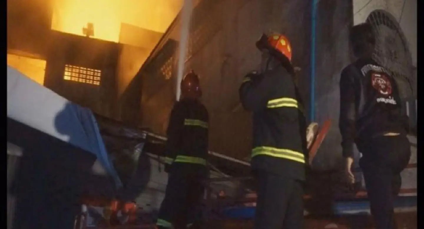 Mayor gets too close to flames in Tak retail blaze Mayor gets too close to flames in Tak retail blaze