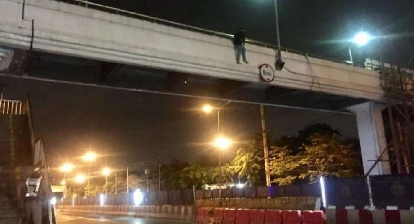 Police save inebriated worker from suicidal plunge