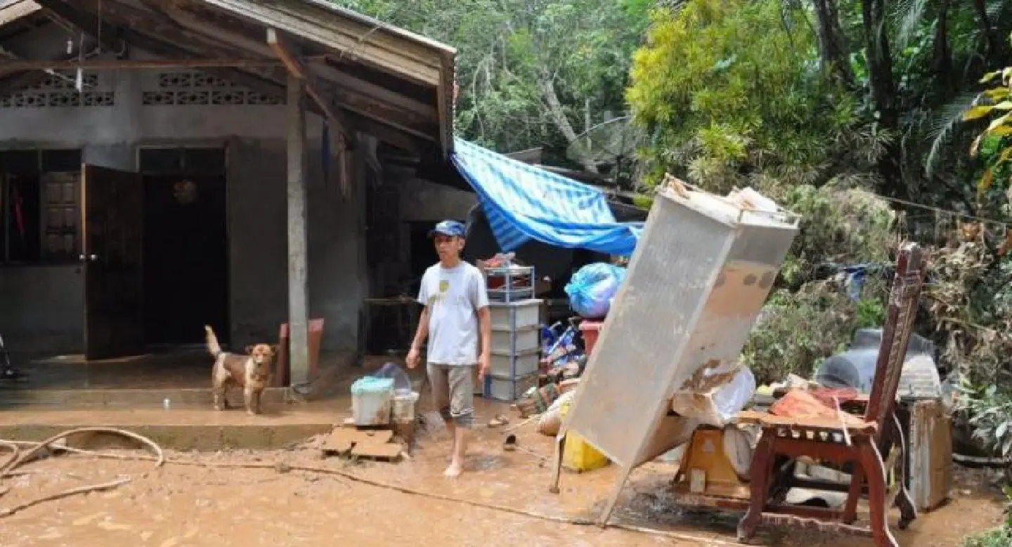Surat Thani villager missing after being swept away by flash floods Surat Thani villager missing after being swept away by flash floods