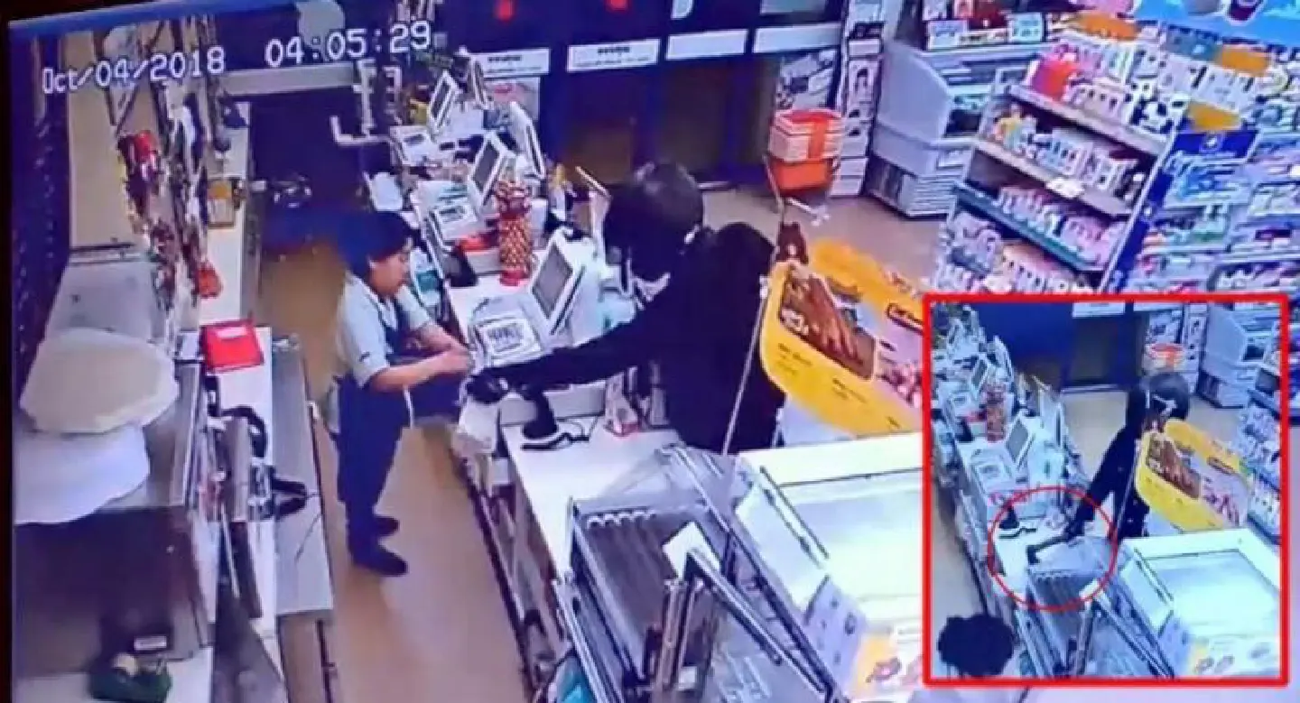 Axeman robs Sakon Nakhon shop Axeman robs Sakon Nakhon shop