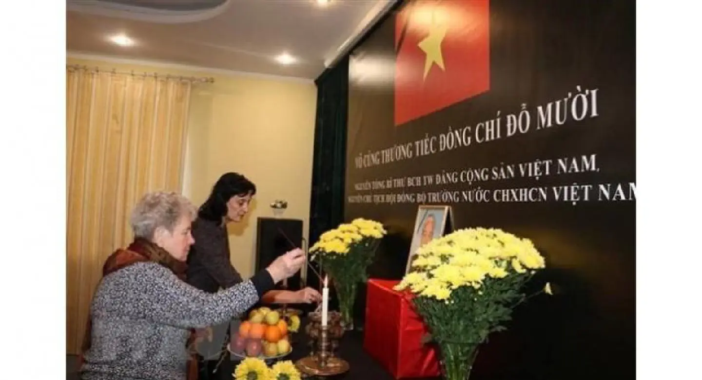 Foreign friends pay homage to former Party chief Đỗ Mười Foreign friends pay homage to former Party chief Đỗ Mười
