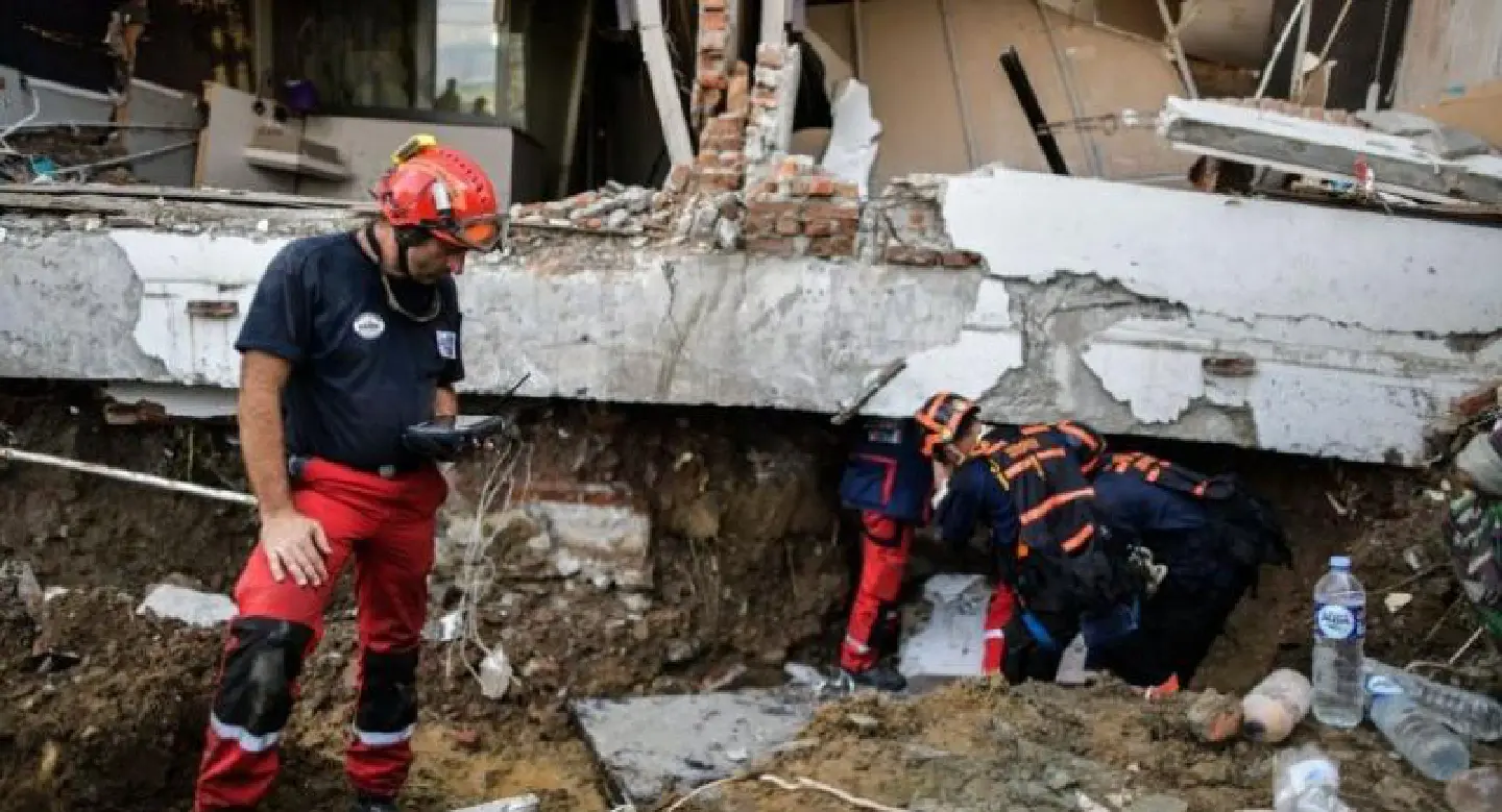 Indonesia mulls leaving quake-flattened villages as mass graves Indonesia mulls leaving quake-flattened villages as mass graves
