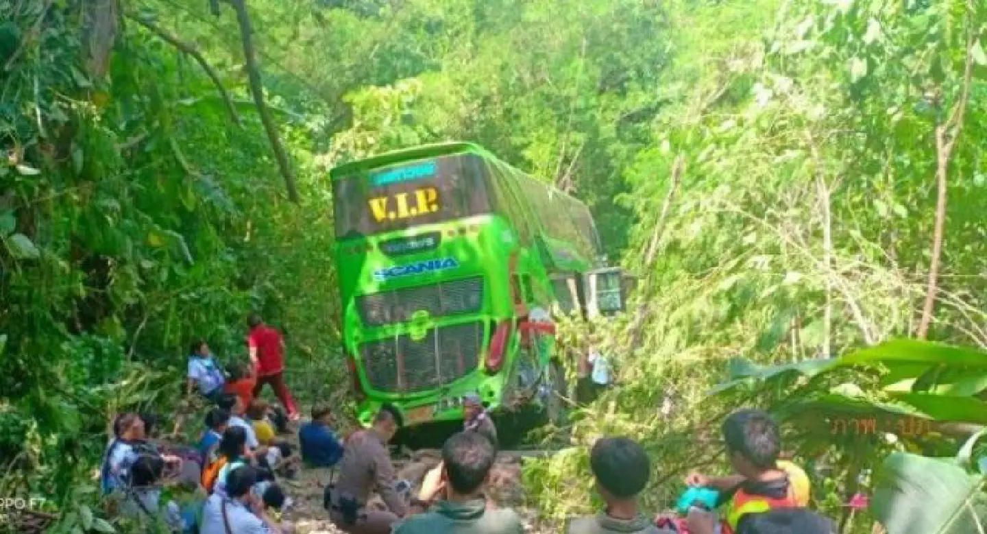 53 injured as bus plunges into valley after collision 53 injured as bus plunges into valley after collision