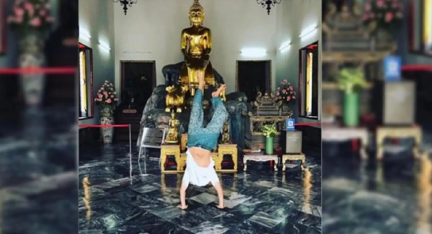 Foreign tourist apologises for doing handstand at Wat Pho Foreign tourist apologises for doing handstand at Wat Pho