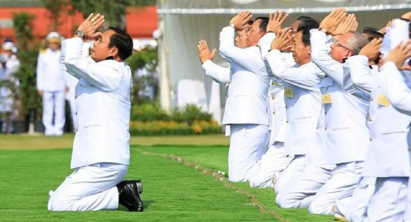Prayut leads alms giving rite in memory of King Bhumibol