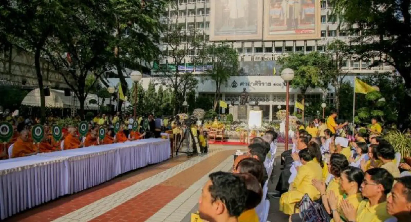 Siriraj Hospital crowded with yellow-clad people Siriraj Hospital crowded with yellow-clad people
