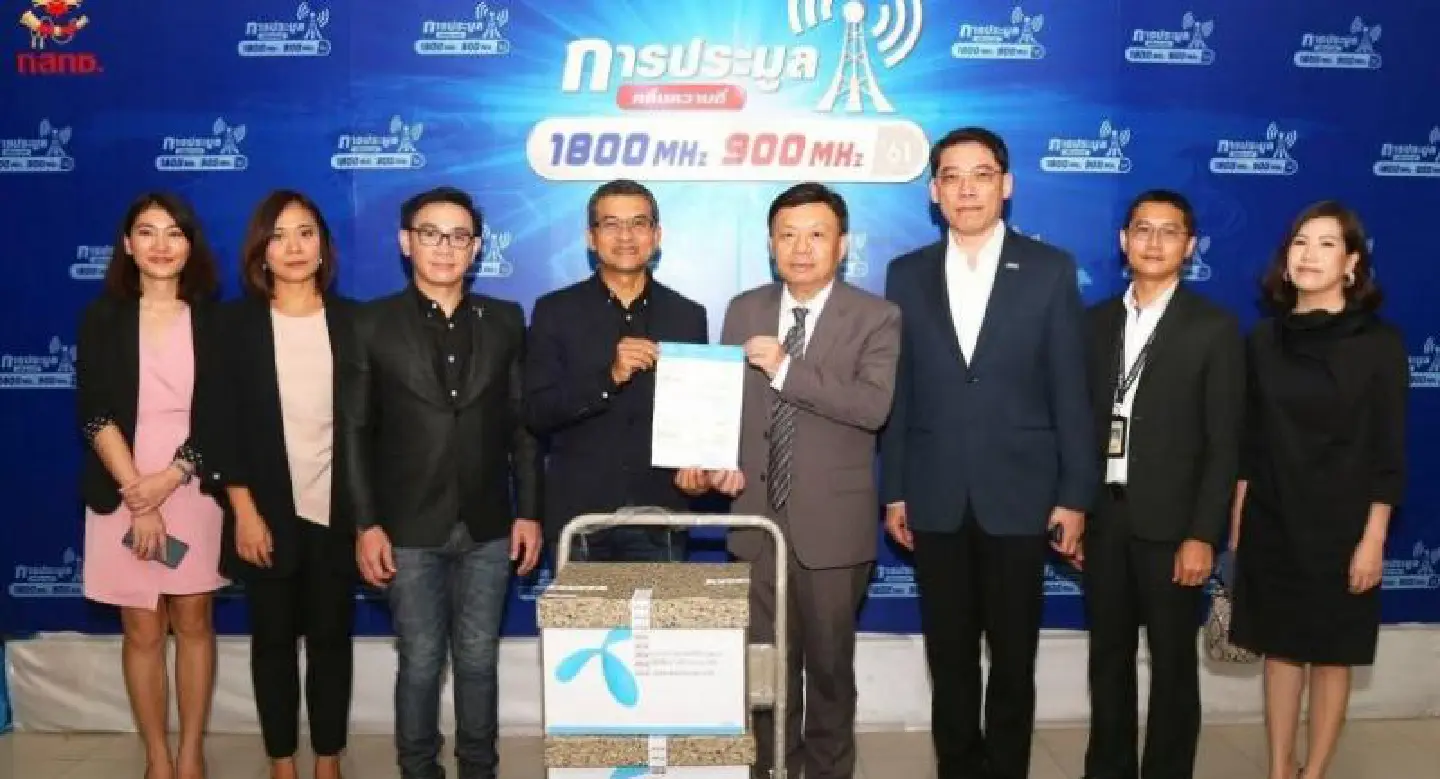 DTAC bids for 900MHz spectrum in strategic move to recapture market DTAC bids for 900MHz spectrum in strategic move to recapture market