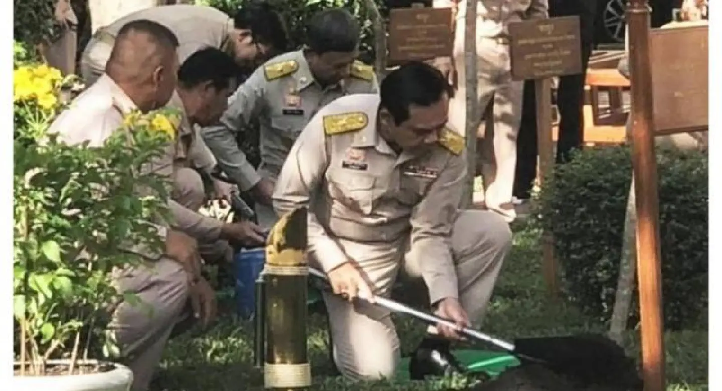 PM wields spade for National Tree Care Day PM wields spade for National Tree Care Day