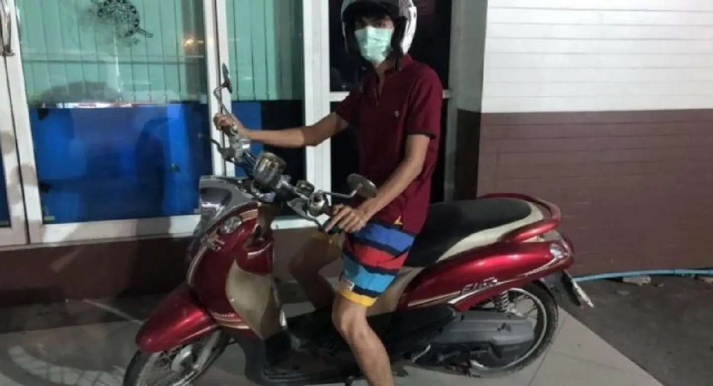 Thai man puts on his own illegal show outside Pattaya bar Thai man puts on his own illegal show outside Pattaya bar