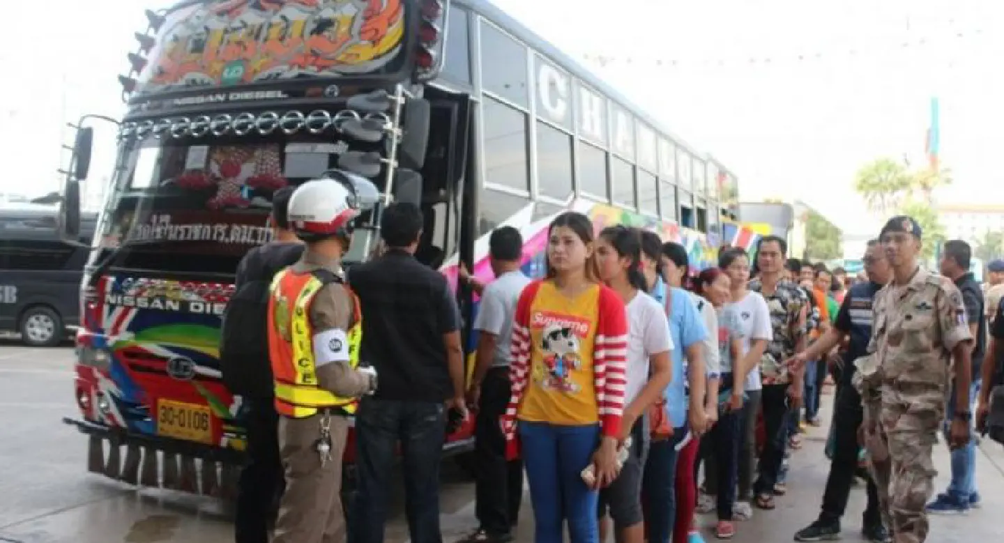 Over 1000 officers ‘x-ray’ same number of foreigners in Pathum Thani Over 1000 officers ‘x-ray’ same number of foreigners in Pathum Thani