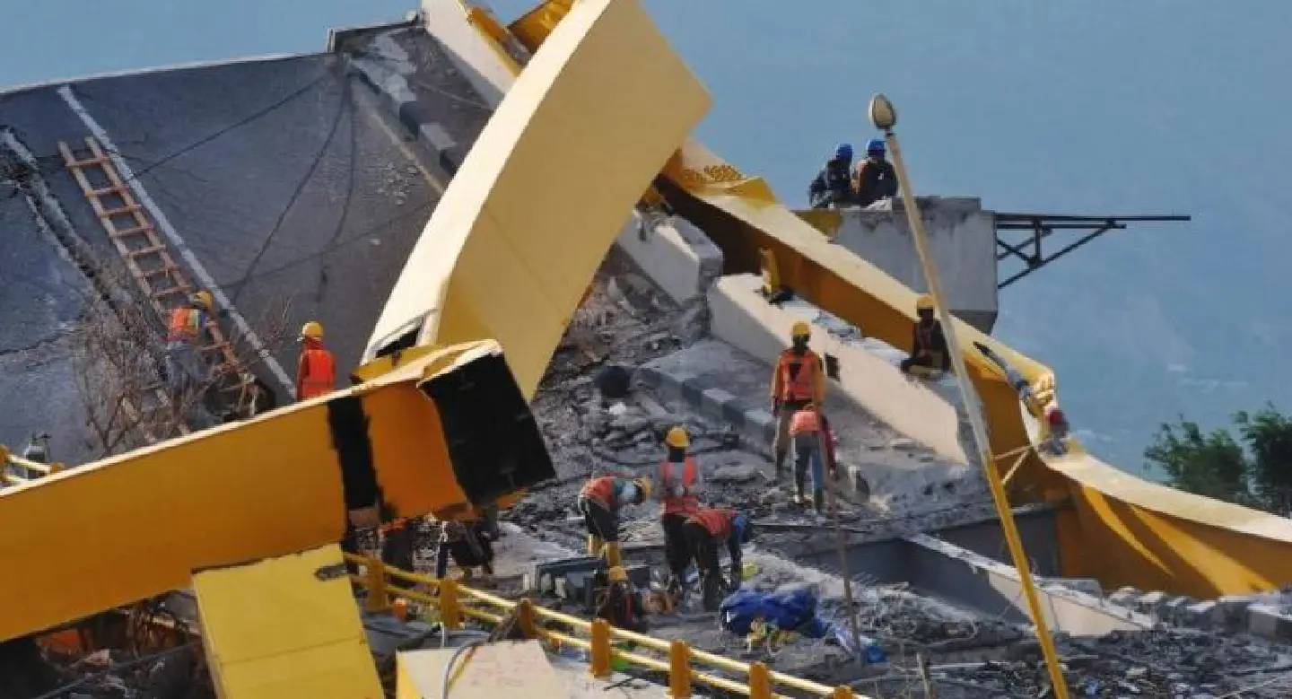 A month on, Indonesia's quake-tsunami hit city faces health crisis A month on, Indonesia's quake-tsunami hit city faces health crisis