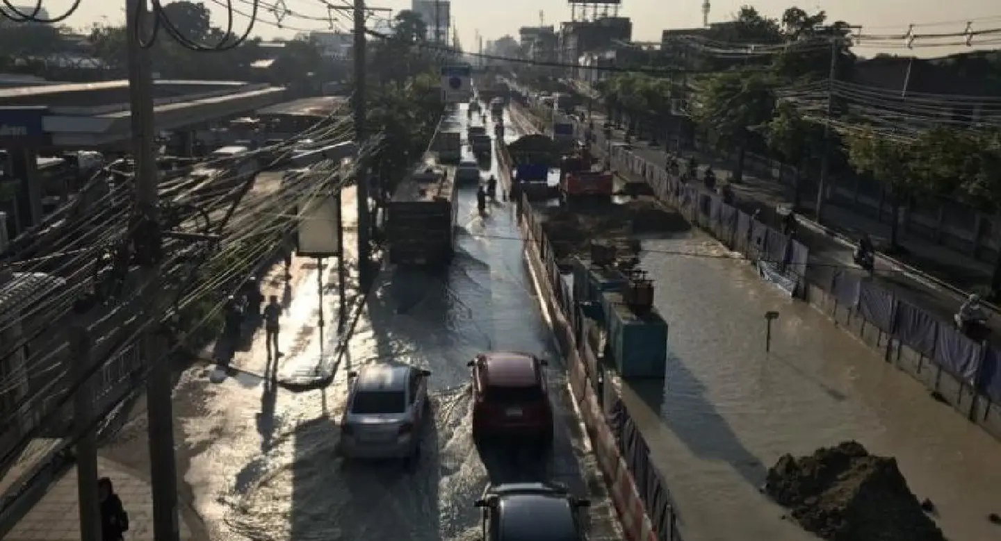 Traffic on Lat Phrao Road worsens as water pipe ruptures Traffic on Lat Phrao Road worsens as water pipe ruptures