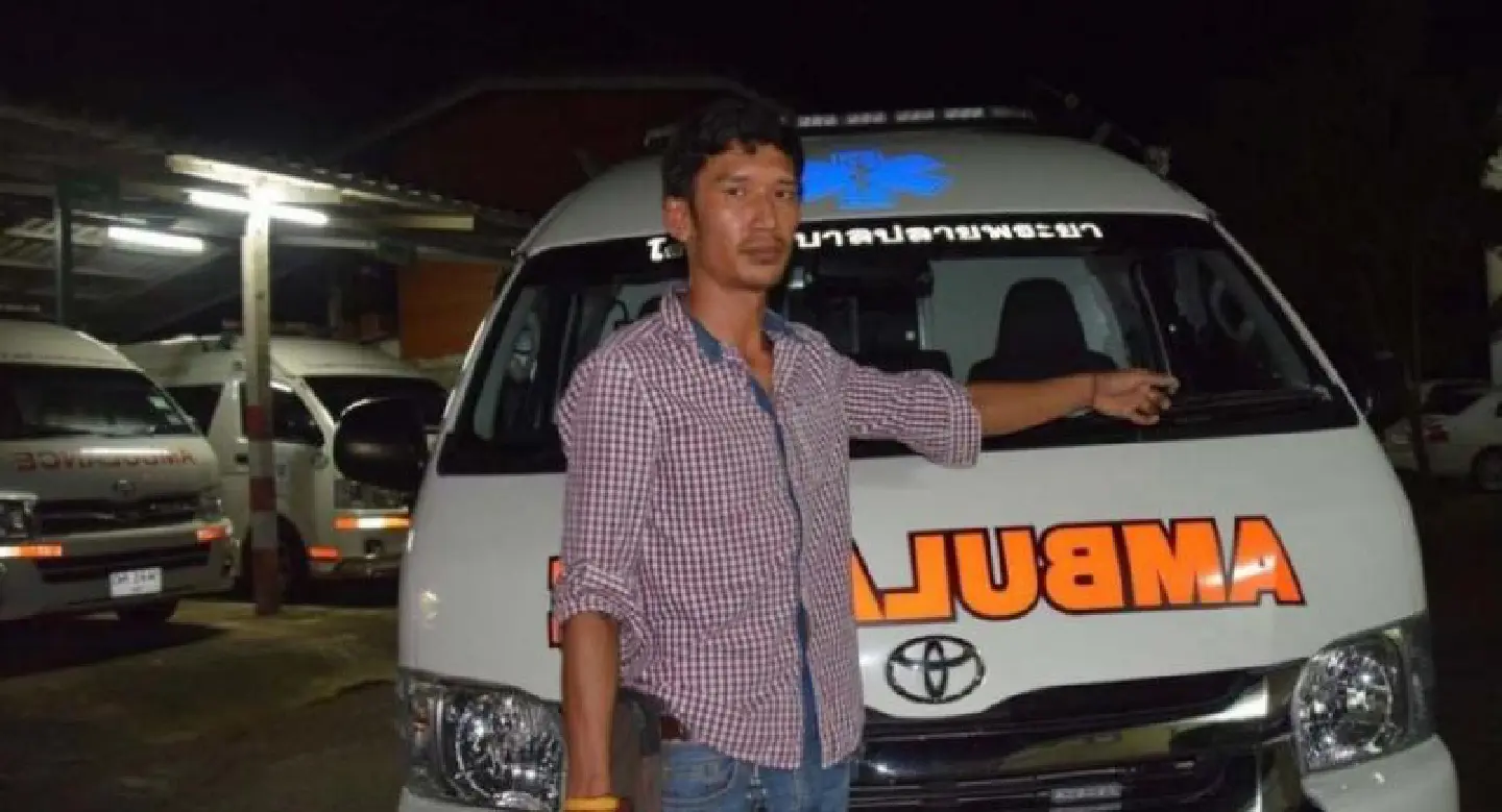 Krabi police investigate after rocks thrown at ambulance Krabi police investigate after rocks thrown at ambulance