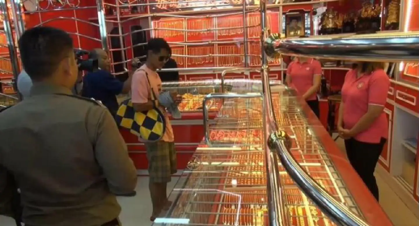 Hat Yai gold shop robbery suspect re-enacts crime after reported confession Hat Yai gold shop robbery suspect re-enacts crime after reported confession