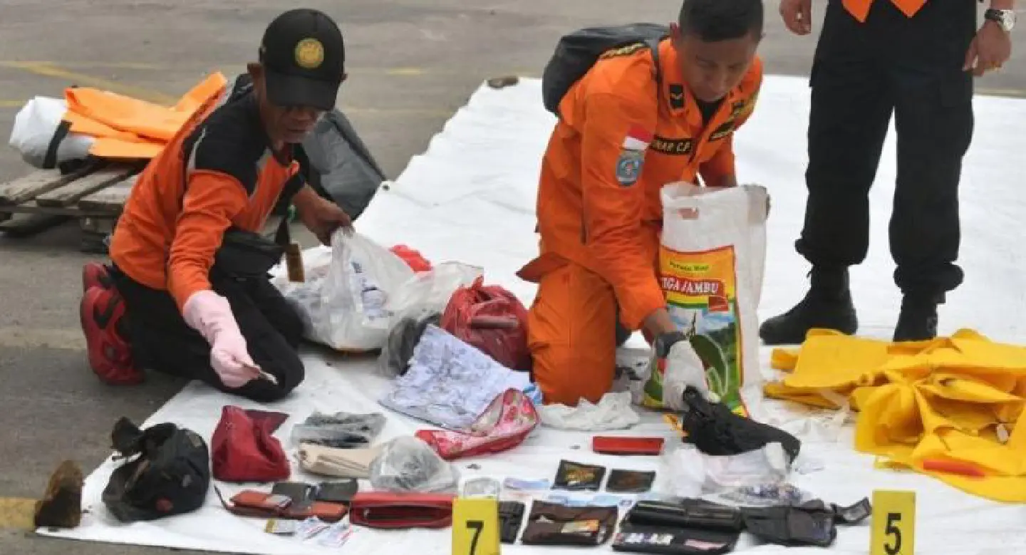 More body parts found from crashed Indonesian jet