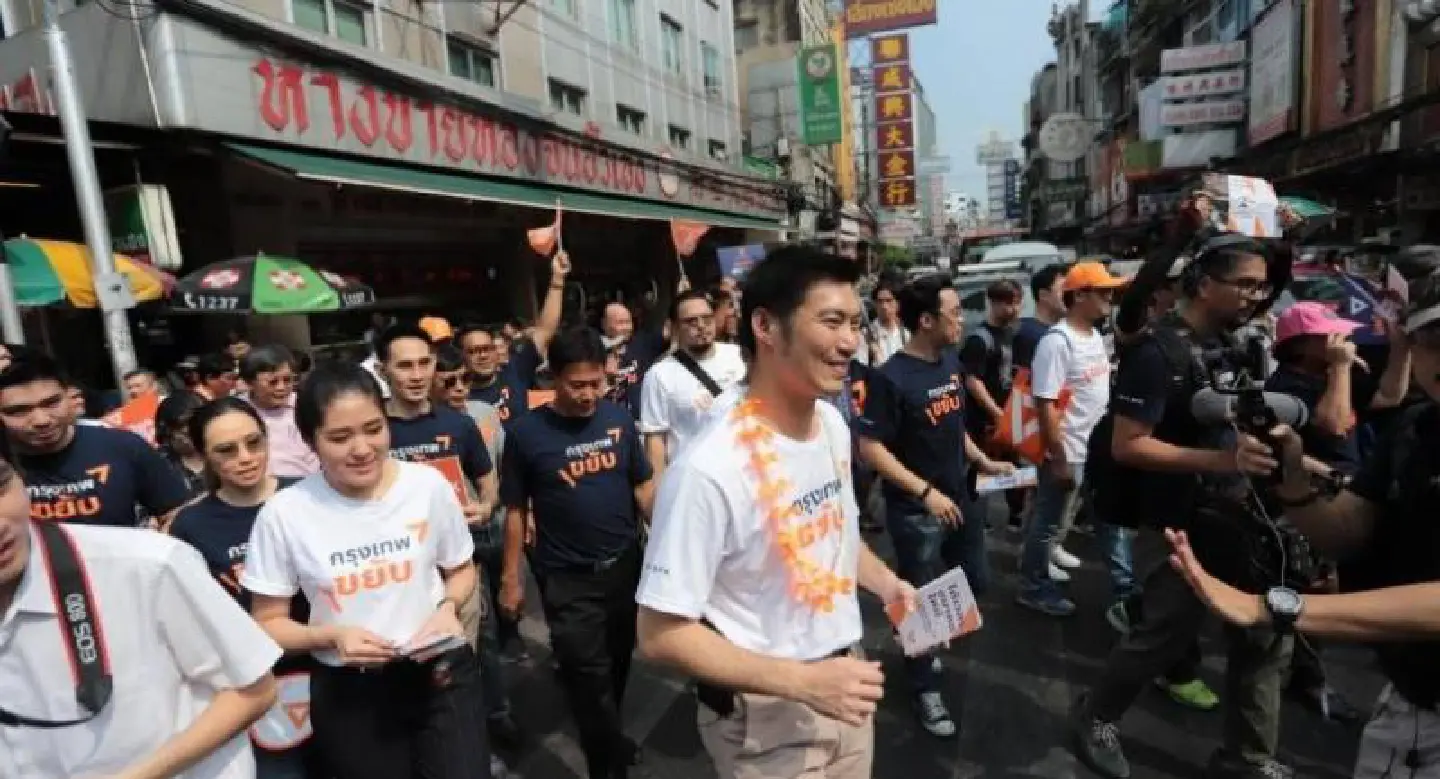 Thanathorn leads Future Forward march into Chinatown Thanathorn leads Future Forward march into Chinatown