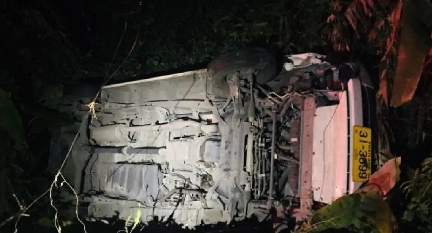 Chinese tourists, driver escape serious injury in Karon minivan accident Chinese tourists, driver escape serious injury in Karon minivan accident