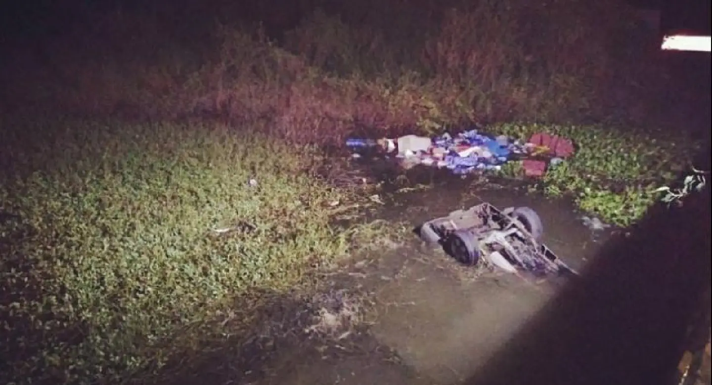 Police hero saves infant girls after family pickup plunges into canal Police hero saves infant girls after family pickup plunges into canal