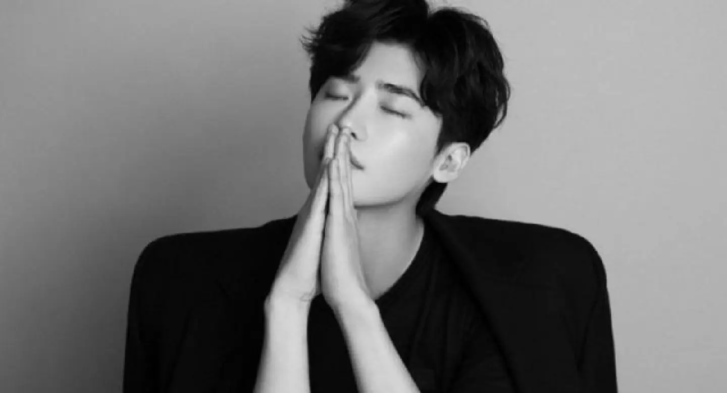 Urgent : Lee Jong-suk flies back home after detainment in Jakarta Urgent : Lee Jong-suk flies back home after detainment in Jakarta