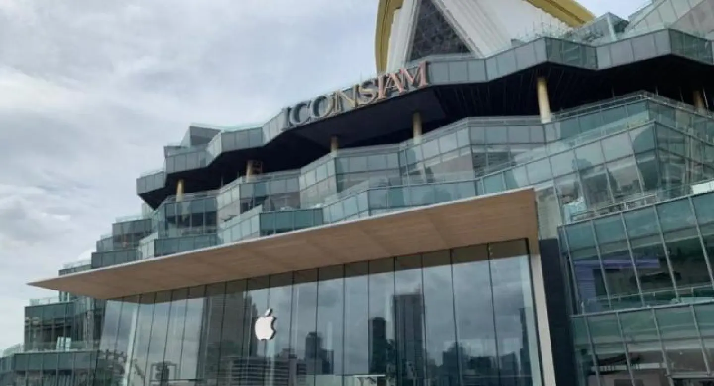 APPLE First store at Iconsiam APPLE First store at Iconsiam
