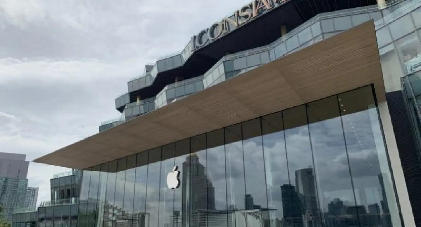 Apple makes a splash with eye-catching riverside store 