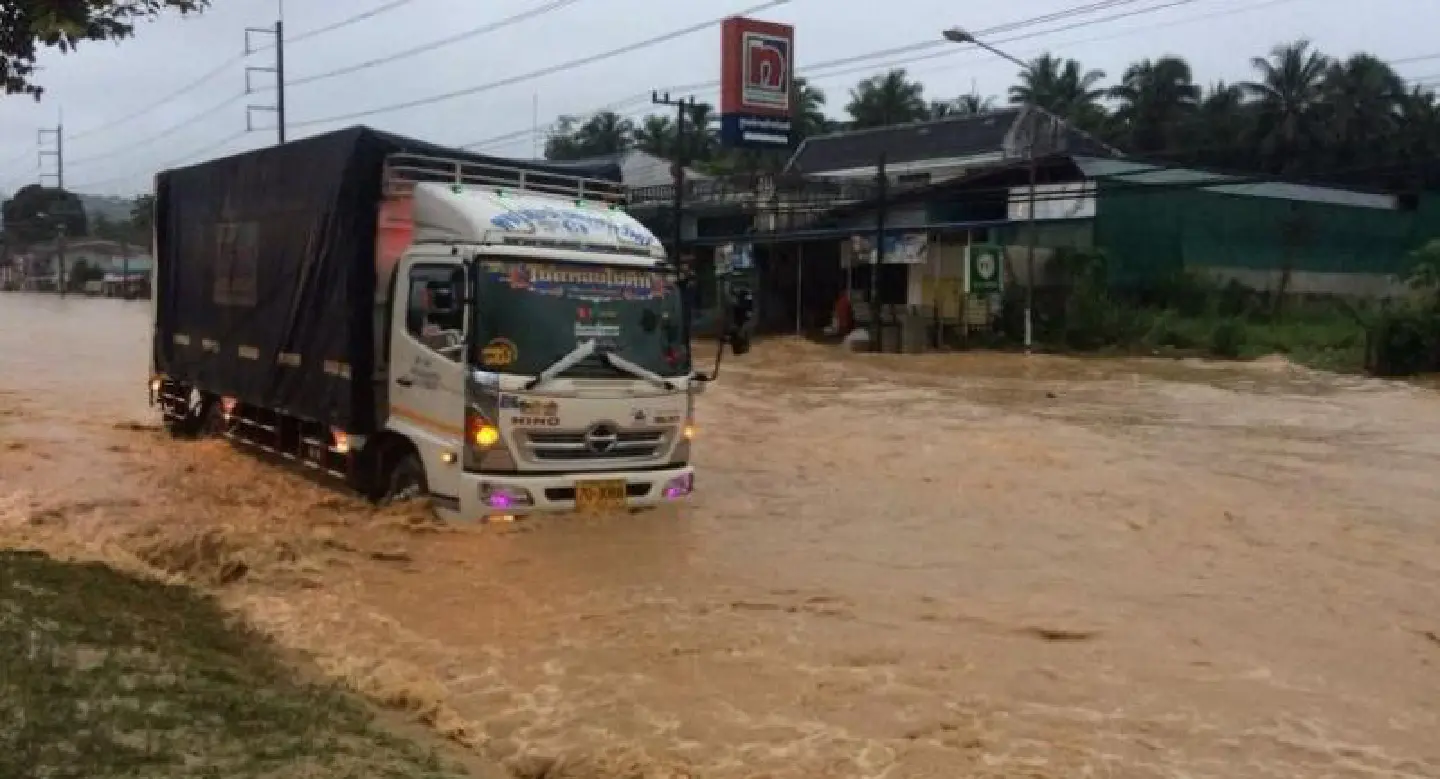 Southbound roads still passable despite floods in Prachuap Khiri Khan Southbound roads still passable despite floods in Prachuap Khiri Khan