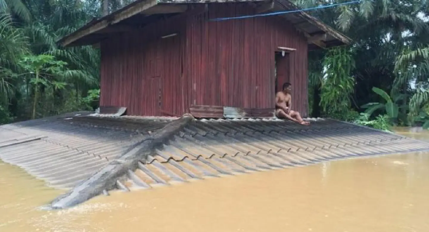 Families rescued from flooded houses in Chumphon Families rescued from flooded houses in Chumphon