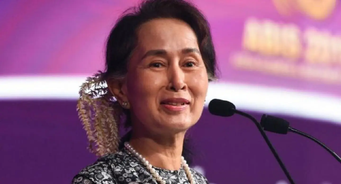 Suu Kyi challenges investors to help Myanmar catch up with Singapore Suu Kyi challenges investors to help Myanmar catch up with Singapore