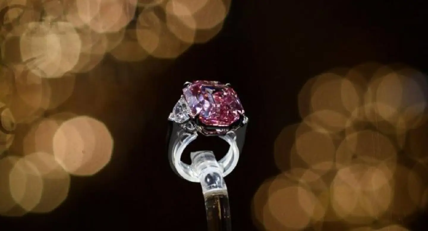 'Incomparable' pink diamond smashes record at Geneva auction 'Incomparable' pink diamond smashes record at Geneva auction
