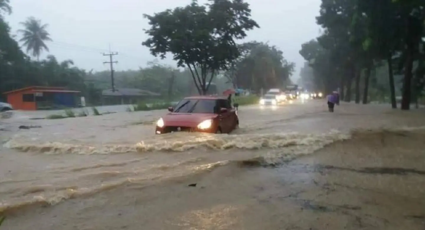 Three Prachuap Khiri Khan districts remain under water, more than 12,000 families affected Three Prachuap Khiri Khan districts remain under water, more than 12,000 families affected