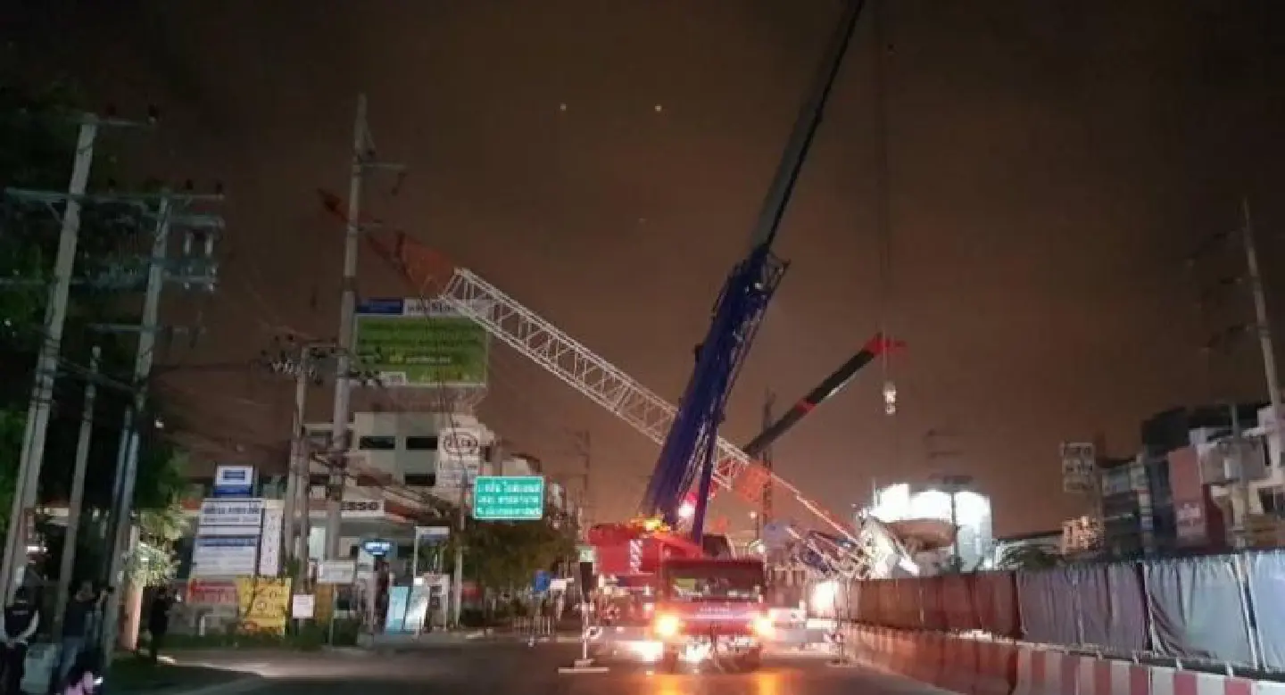 Pink Line crane falls, shutting down Bangkok traffic Pink Line crane falls, shutting down Bangkok traffic