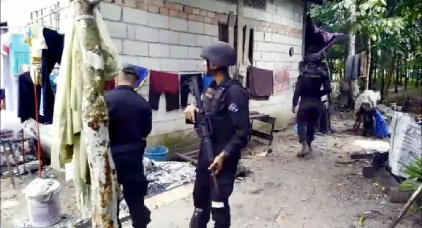 Nearby roofs damaged as insurgents fire at Narathiwat marine post Nearby roofs damaged as insurgents fire at Narathiwat marine post
