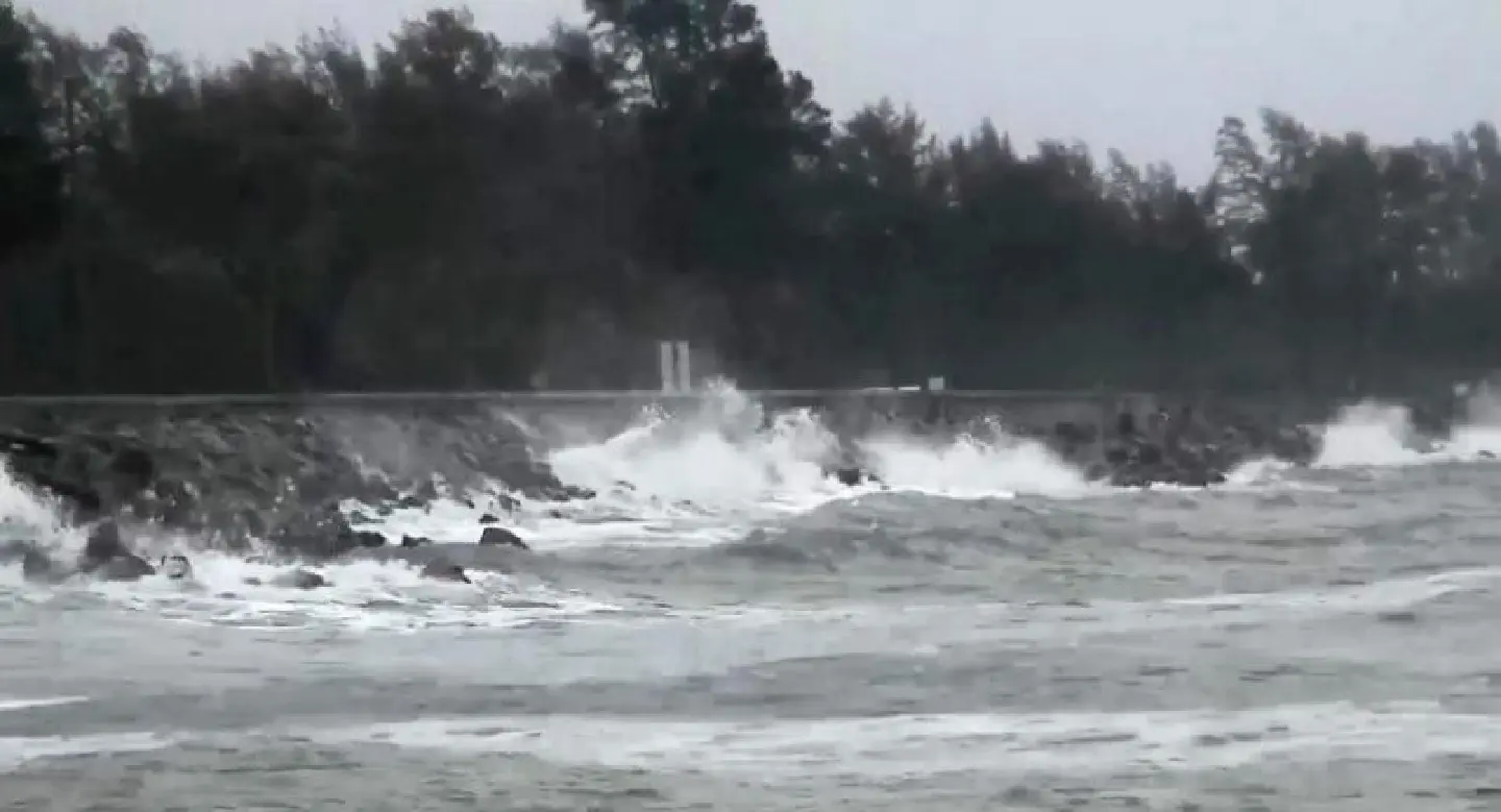 Heavy rains predicted in South as remains of Toraji hits Heavy rains predicted in South as remains of Toraji hits