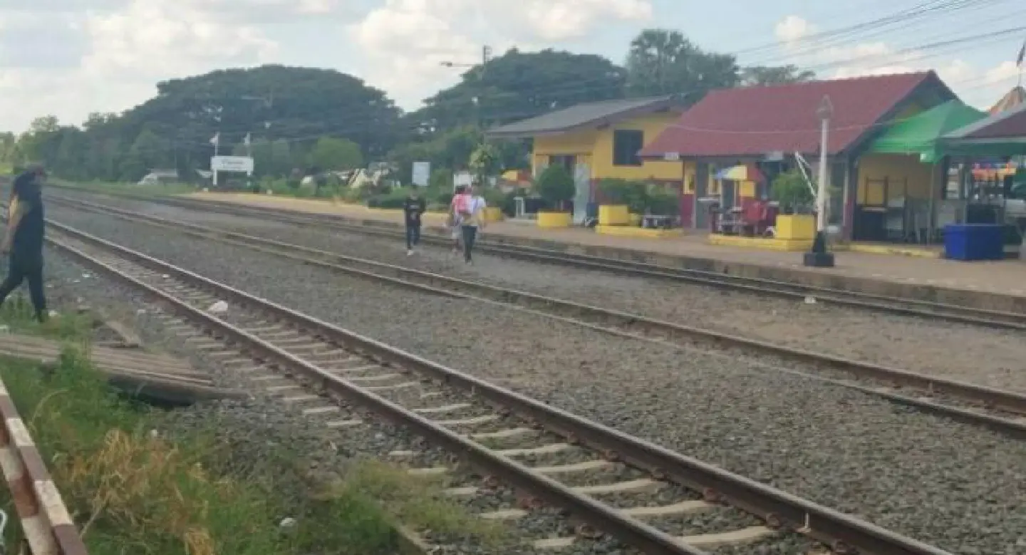 Teenage girl and toddler killed by train in Korat Teenage girl and toddler killed by train in Korat