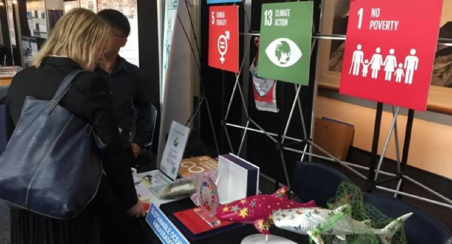 Scavengers and local projects ‘key to cutting waste in oceans’