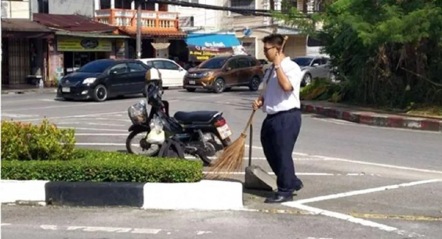 Phuket teen cleans roads before school Phuket teen cleans roads before school