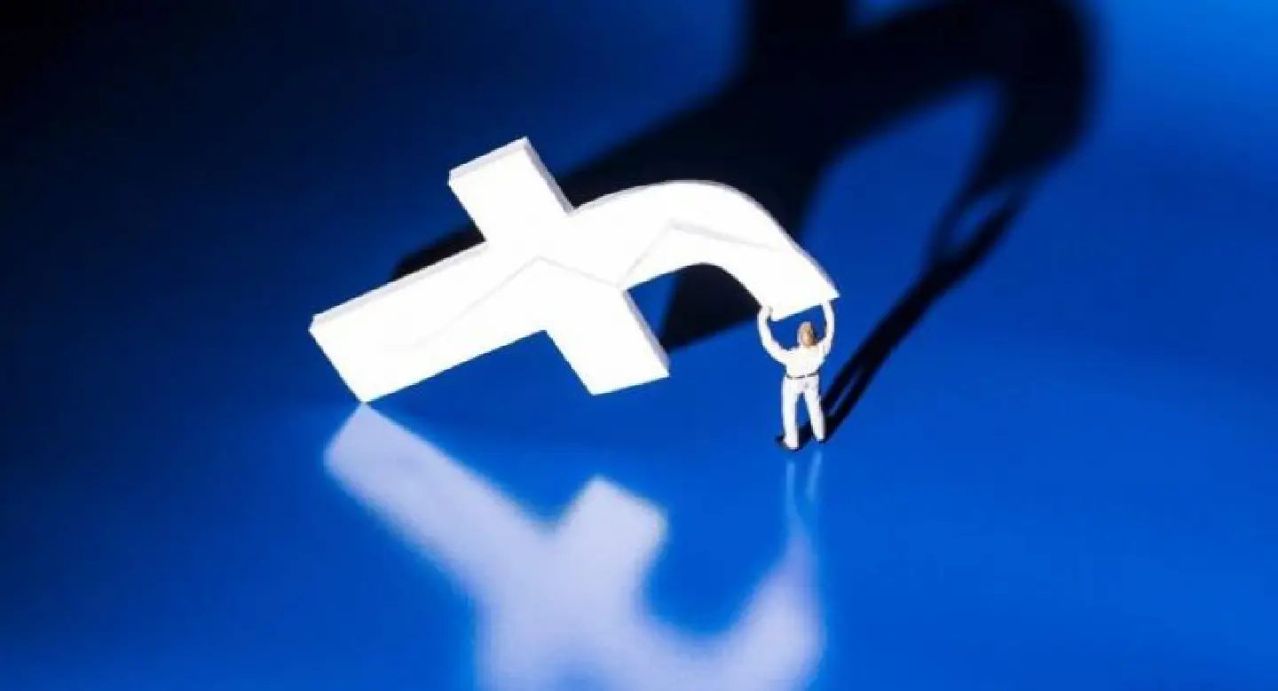 Departing Facebook comms chief says critics were targeted