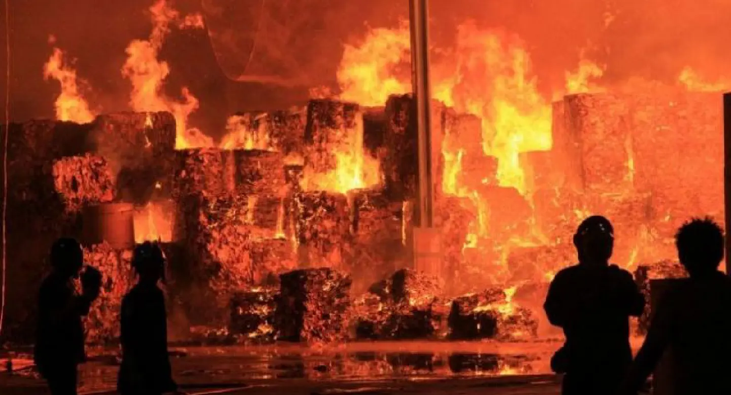 Fire sweeps through three paper factory warehouses in Samut Prakan Fire sweeps through three paper factory warehouses in Samut Prakan