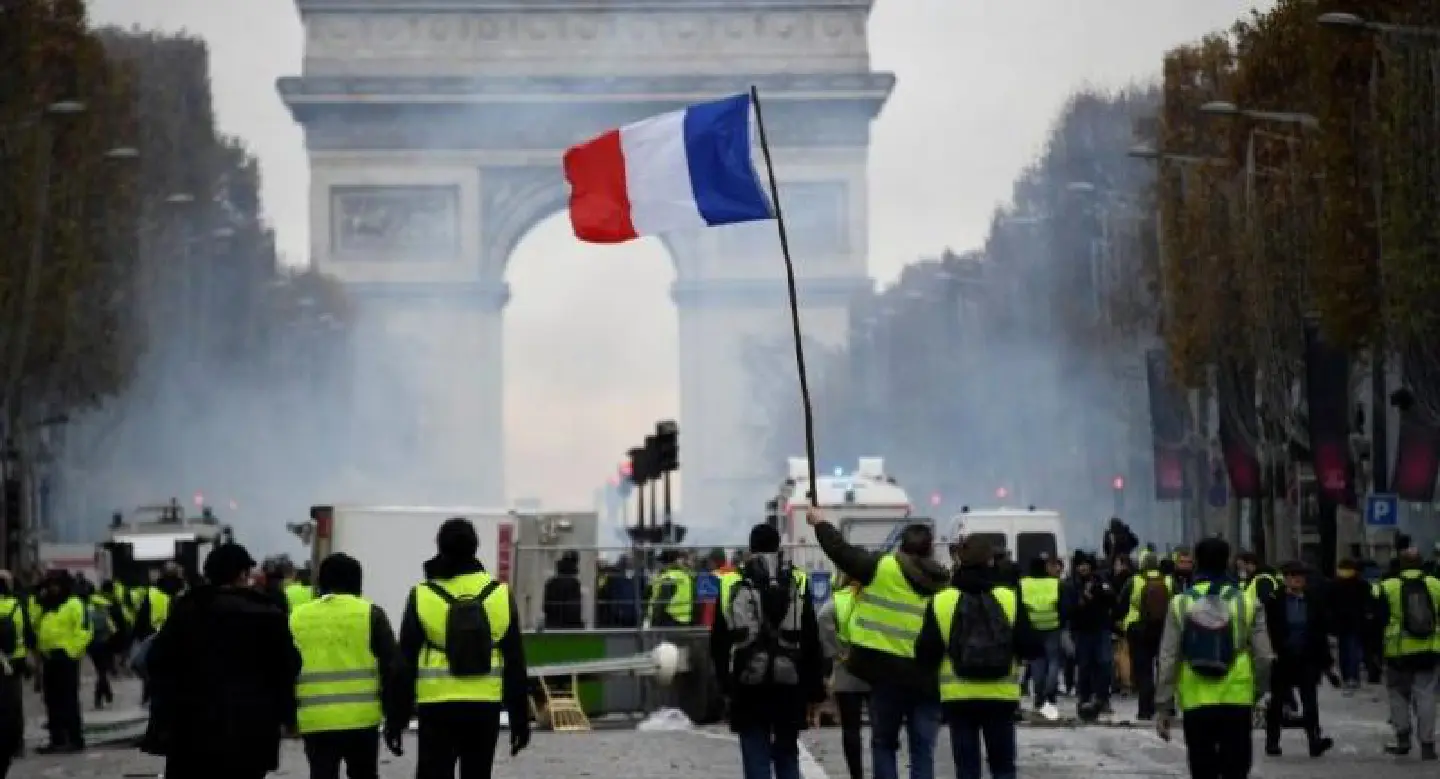 Paris police fire tear gas, water cannon against 'yellow vest' protesters Paris police fire tear gas, water cannon against 'yellow vest' protesters